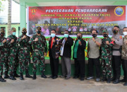 Satgas Yonif 131/Brs Menerima 2 Piagam Penghargaan Dari Sinode Gki Di Tanah Papua