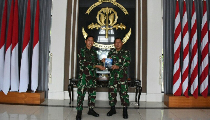 Aal Terima Sumbangan Buku Hasil Karya Perwira Kri Frans Kaisiepo-368