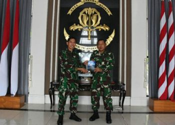 AAL Terima Sumbangan Buku Hasil Karya Perwira KRI Frans Kaisiepo-368