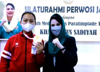 Arumi Bachsin Emil Elestianto Dardak Berikan Taliasih Khalimatus Sa’diyah