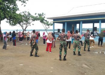 Satgas Pamrahwan Maluku Utara Yonif Raider khusus 732/Banau Ajak Senam bersama Masyarakat
