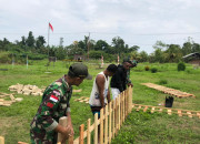 Satgas Yonif 131/Brs Bersama Warga Membangun Pagar Paud Awus Di Pitewi Papua