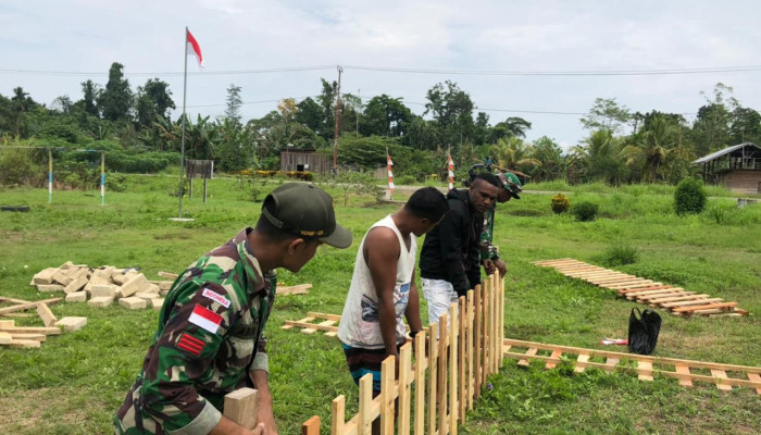 Satgas Yonif 131/Brs Bersama Warga Membangun Pagar Paud Awus Di Pitewi Papua
