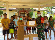 Satgas Pamrahwan Yonif Raider Khusus 732/Banau Salurkan Bantuan Sosial Kepada Masyarakat Yang Membutuhkan