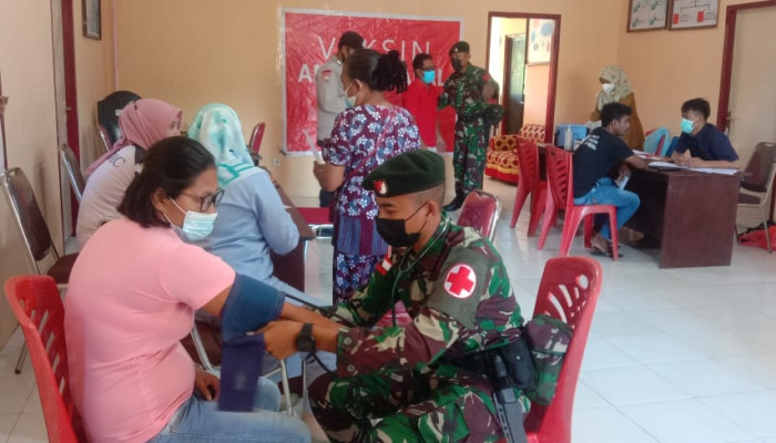 Satgas Pamrahwan Maluku Utara Yonif Rk 732/Banau , Pos 5 Maba Ssk I Bersinergi Dengan Kepolisian Melaksanakan Vaksinasi