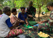 Satgas Yonif 131/Brs Ajarkan Warga Perbatasan Ri-Png Membuat Gethuk Singkong