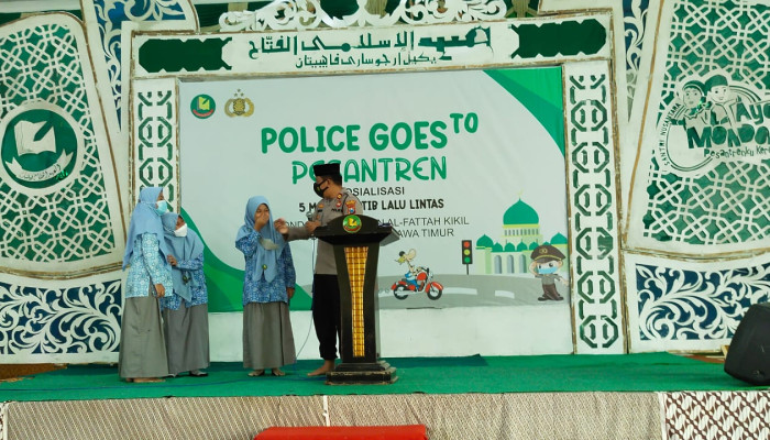 Blusukan Ke Pesantren, Kapolsek Arjosari Polres Pacitan Merasa Jadi Guru