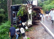 Bus Rombongan Guru Asal Pasuruan Terguling Di Cangar Mojokerto