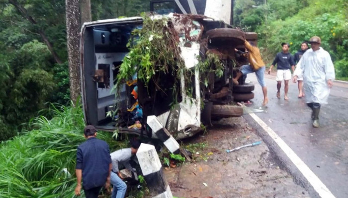 Bus Rombongan Guru Asal Pasuruan Terguling Di Cangar Mojokerto