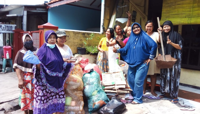 Tangan Gesit Ibu-Ibu Desa Gilang Pilah Sampah, Agar Lingkungan Bersih Dan Ringankan Perekonomian