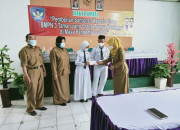 Smp Negeri 3 Taman Berikan Santunan Terdampak Covid-19