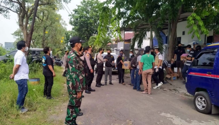 Anggota Densus 88 Menangkap Terduga Teroris Di Perumahan Kbd Gresik