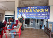 Babinsa Pelda Hasan Basri Dan Koptu Ari Setyo Darmawan Pantau Pelaksanaan Vaksinasi Covid-19