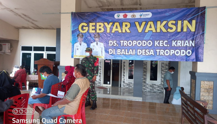 Babinsa Pelda Hasan Basri Dan Koptu Ari Setyo Darmawan Pantau Pelaksanaan Vaksinasi Covid-19