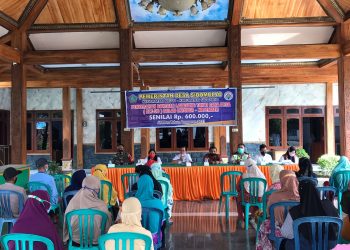 Babinsa Serma Ach Saifi Dampingi Penyaluran BLT DD Sidomulyo