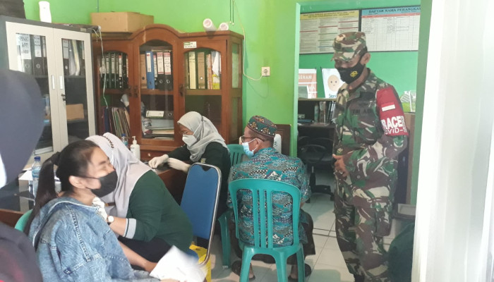 Babinsa Serma Nur Kasan Pantau Vaksinasi Di Desa Keboharan