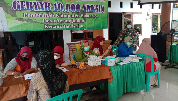 Babinsa Kopka Rujianto Dampingi Pelaksanaan Vaksinasi Di Desa Terung Kulon