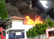 Gudang Milik Pt Group Cemerlang Plastindo Sidoarjo Terbakar, 8 Unit Pmk Di Kerahkan