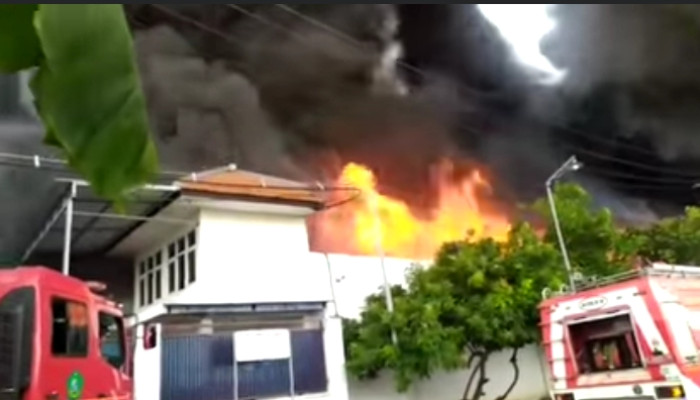 Gudang Milik Pt Group Cemerlang Plastindo Sidoarjo Terbakar, 8 Unit Pmk Di Kerahkan