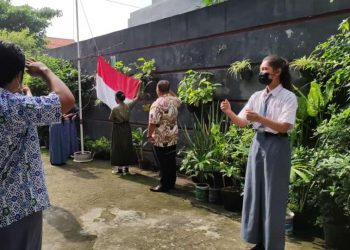 Peringati Hari Guru, SMA Pamardi Putra Surabaya Gelar Upacara Bendera Terbatas