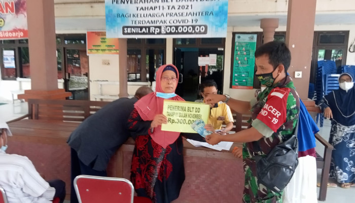 Babinsa Koramil 0816/09 Krian Dampingi Pembagian Blt Dd Di Desa Terungwetan