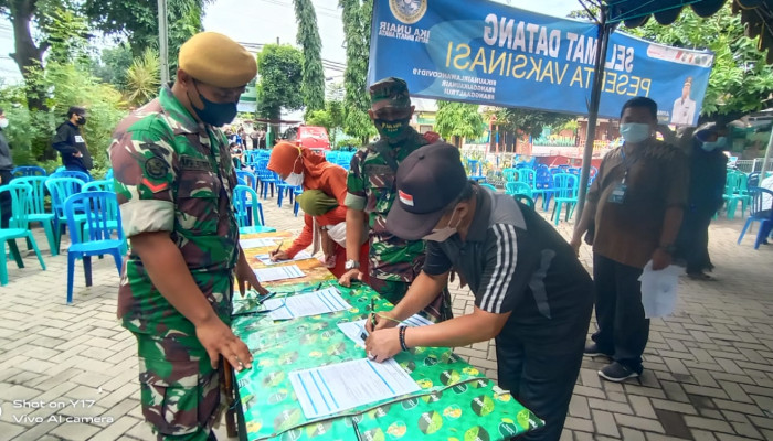 Kapten Inf Sanusi Pantau Serbuan Vaksinasi Ika Unair Dan Polres Sidoarjo Di Desa Sidorejo