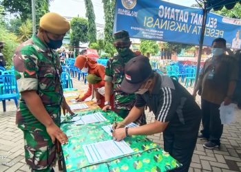Kapten Inf Sanusi Pantau Serbuan Vaksinasi Ika Unair dan Polres Sidoarjo di Desa Sidorejo