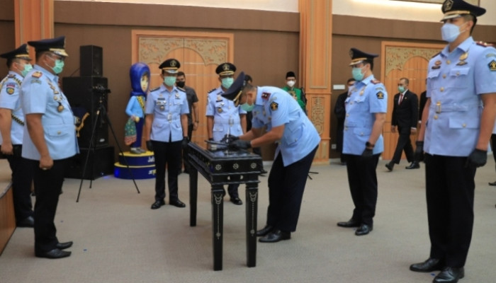 Kepala Kanwil Kemenkumham Jatim, Krismono Lantik 3 Kepala Kantor Imigrasi