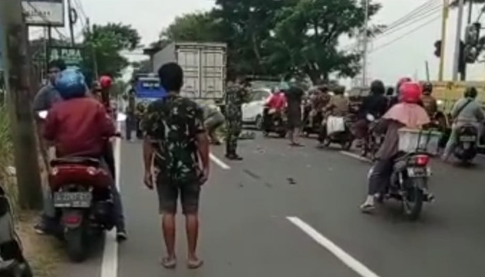 Berboncengan, Dua Mahasiswi Cantik Di Pasuruan Tabrak Truk Dari Belakang