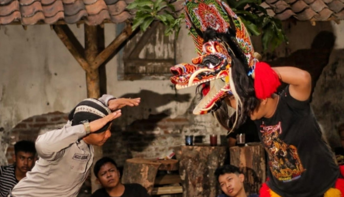 Agus Dalang, Polisi Di Kediri Kota Ini Punya Concern Pelestarian Budaya