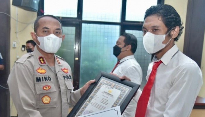 Kapolres Lamongan Berikan Penghargaan Bagi Anggota Sat Narkoba Berprestasi