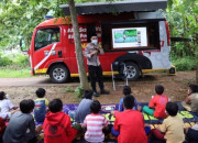 Anggota Polres Bangkalan Bripda Herlambang Wahyu Anafis Satriatama Belajar Bersama Anak-Anak