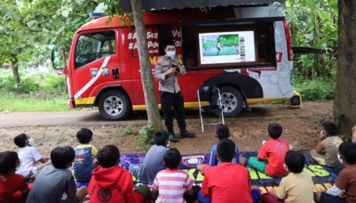 Anggota Polres Bangkalan Bripda Herlambang Wahyu Anafis Satriatama Belajar Bersama Anak-Anak