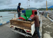 Gandeng Komunitas Peduli Lingkungan Pulau Gili Noko, Kulinergresik Bagikan 25 Tong Sampah