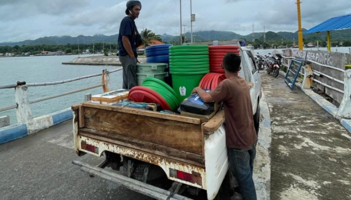 Gandeng Komunitas Peduli Lingkungan Pulau Gili Noko, Kulinergresik Bagikan 25 Tong Sampah