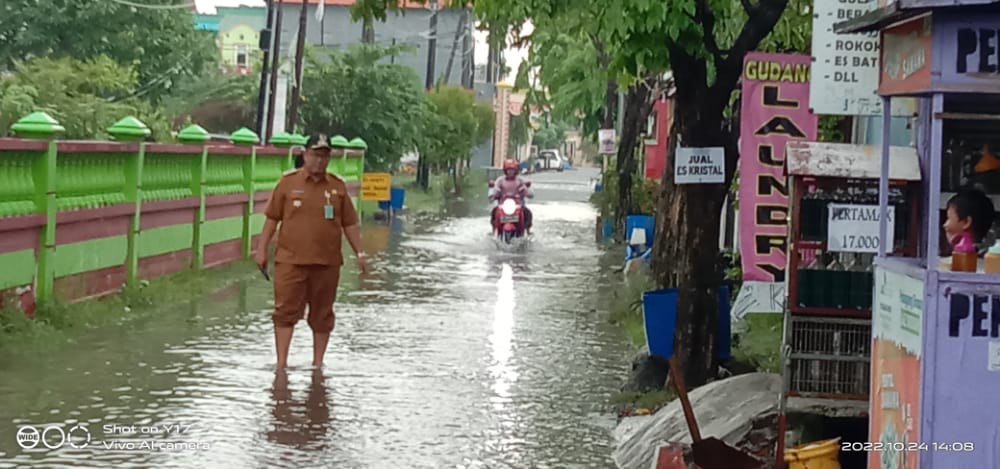 Kades Pranti dan Kades Semampir Mengecek Lokasi Banjir di Desanya