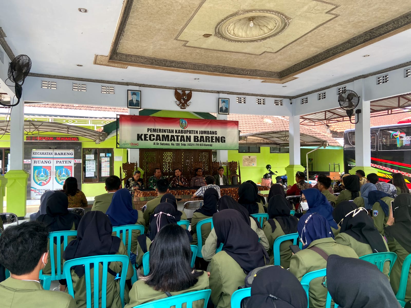 Kades Karangan Sambut Baik Kelompok 07 UPN Veteran Jawa Timur di Desanya
