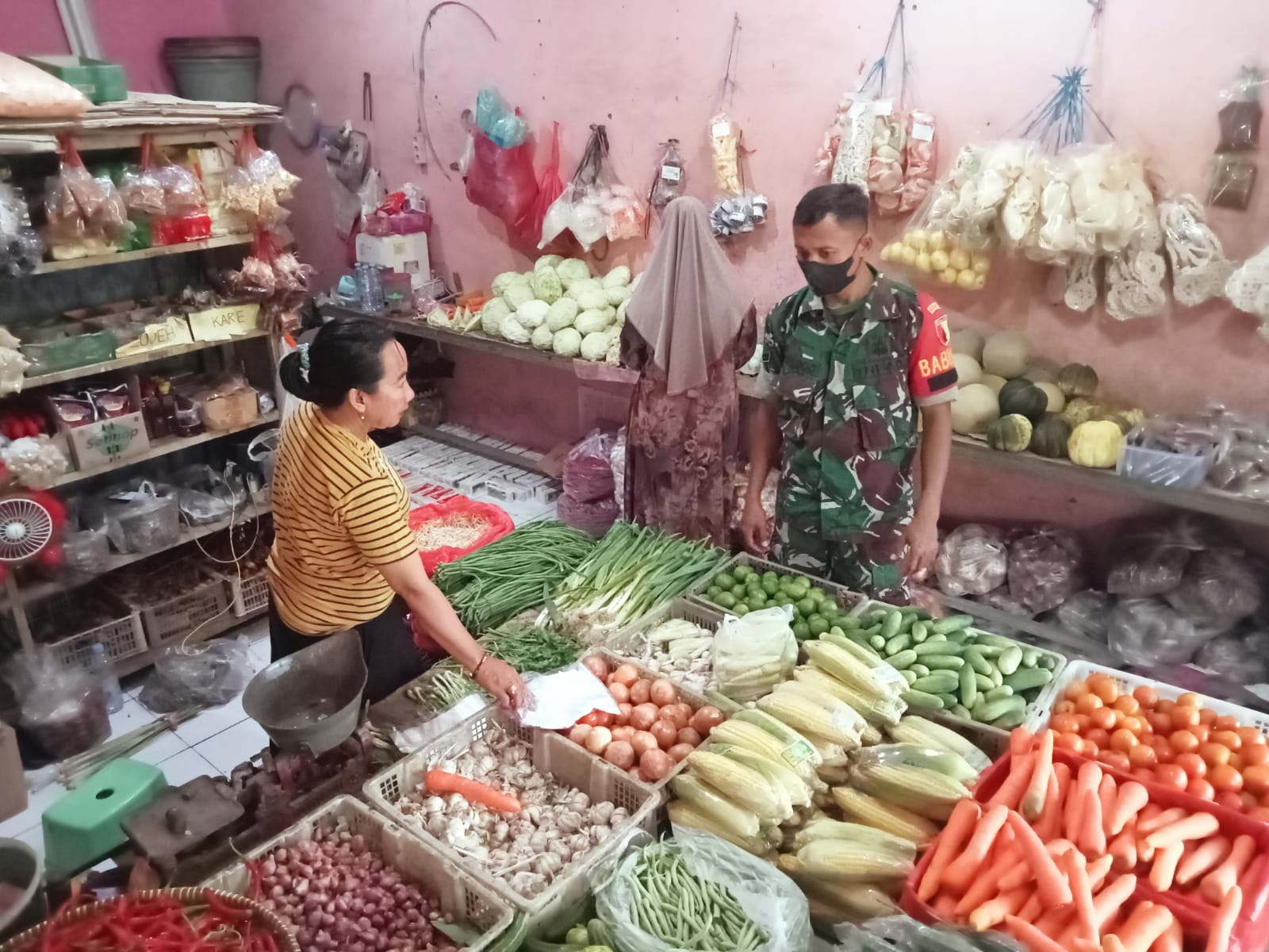 Pantau Stabilitas Harga Bahan Pokok di Pasar Bungah, Babinsa Turun Langsung ke Lapak Pedagang