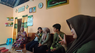 Keren, Mahasiswa KKN-T UPN ”Veteran” Jawa Timur Bantu Pembuatan NIB Pelaku Usaha Desa Nglebak