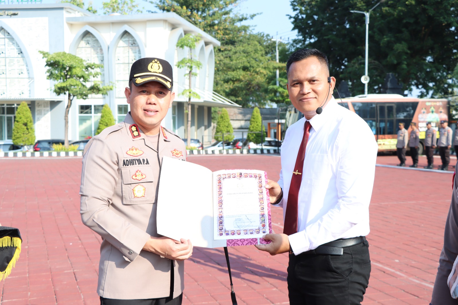 Kapolres Gresik Berikan Reward Bagi anggota yang Berprestasi