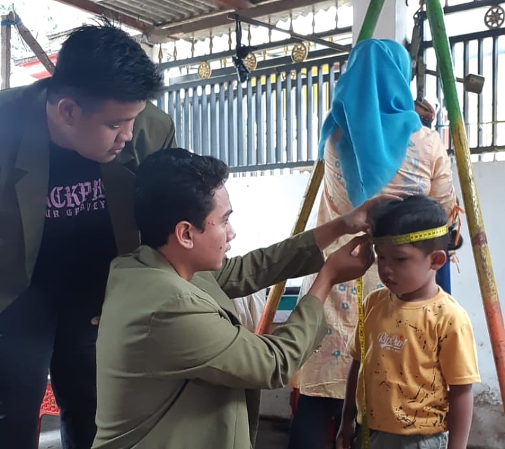 Kelompok 9 UPN ”Veteran” Jawa Timur Berpartisipasi dalam Kegiatan Rutin Posyandu Balita Desa Pakel 