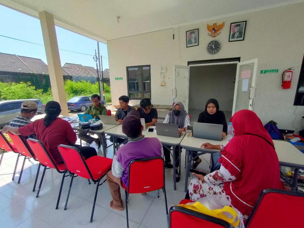 Adakan Posko NIB, Mahasiswa UPN ”Veteran” Jawa Timur Bantu Warga Melegalkan Usahanya