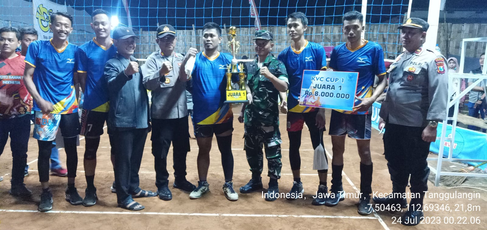 Lomba Bola Volley KVC Cup Desa Kedensari, Kapolsek dan Danramil Tanggulangin Kawal Penyerahan Piala 