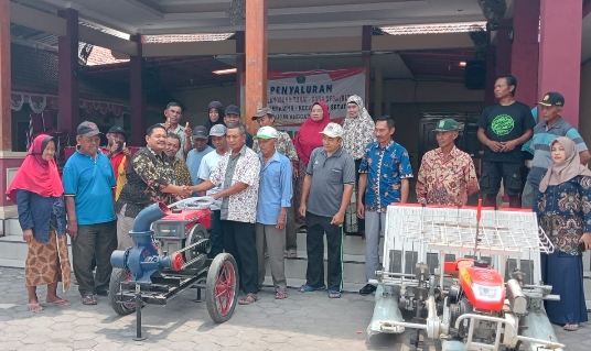 Pemdes Semampir Salurkan Bantuan Alat Pertanian Kepada Kelompok Tani Makmur