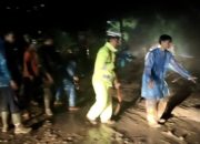 Polisi Bersama Tni Dan Warga Bersihkan Material Longsor Di Magetan, Jalur Wisata Sarangan Kembali Normal 