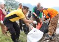 Polres Ponorogo Gandeng TNI dan Relawan Gotong Royong Bersihkan Sampah di Telaga Ngebel