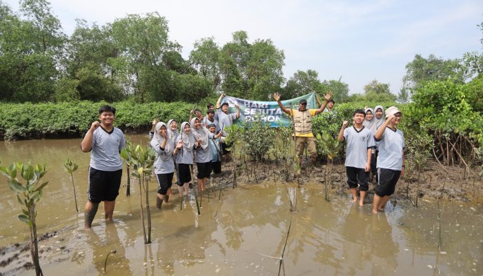 Siswa-Siswi Sma Al Muslim Cegah Abrasi Dengan Menanam Pohon Di Pulau Lusi