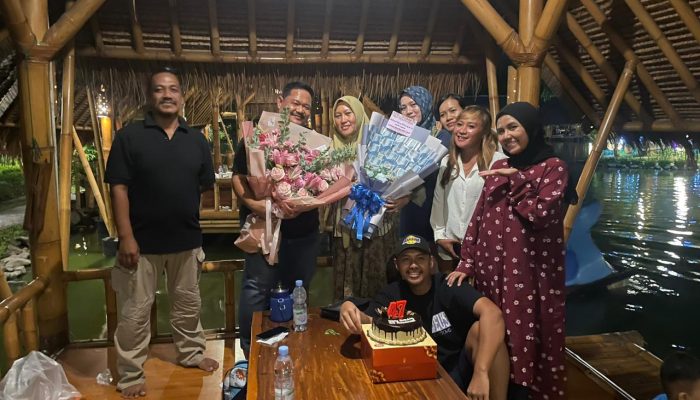 Di Ultah Ibunda,Caleg Nasdem Dprd Sidoarjo Dapil 1 Aditya Indra Putra Mualim Mendoakan Agar Ibunda Semakin Sabar Dan Panjang Umur