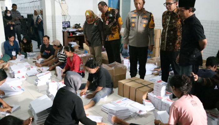 Kapolres Mojokerto Kota Bersama Walikota Kunjungi Gudang Kpu Pastikan Logistik Aman