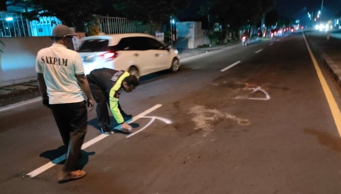 Diduga Ngantuk Tabrak Belakang Bus, Terjatuh Terlindas Tronton Hino
